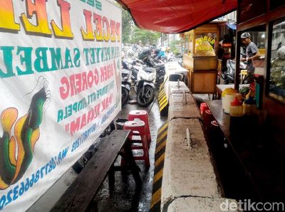 Duh! Pembatas Jalan di Kawasan Sudirman Jadi Meja Dadakan PKL