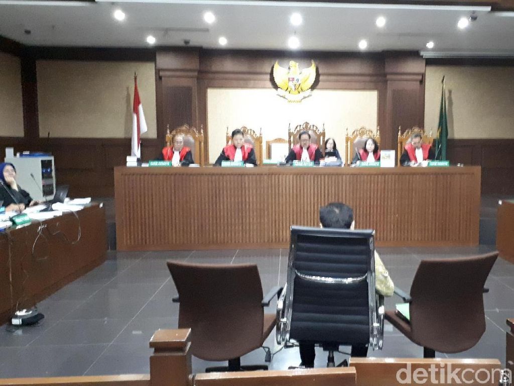 Diperiksa sebagai Terdakwa di Sidang e-KTP, Novanto Menangis