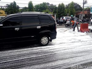 Jalanan di Yogya Ini Mendadak Berbusa-busa, Ada Apa Ya?