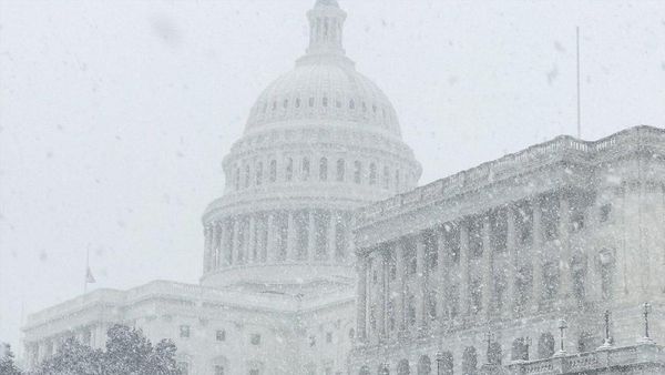 Saat Melania Trump dan Politikus AS Pamer Washington DC Bersalju