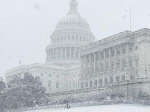 Saat Melania Trump dan Politikus AS Pamer Washington DC Bersalju