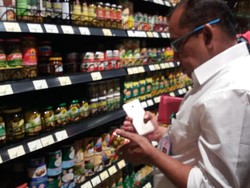 Polisi-BPOM Cek Produk Kedaluwarsa dari Gudang Jakbar di Supermarket