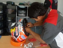 Tak Cuma MotoGP, Mugiyono Juga Tangani Helm Pebalap Dunia di WSBK