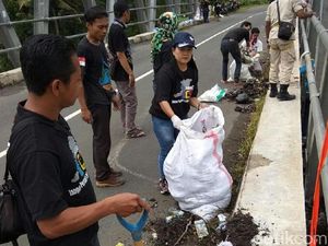 Hari Air Sedunia, Warga Banjarnegara Punguti Sampah di Serayu Hari Air Sedunia, Warga Banjarnegara Punguti Sampah di Serayu