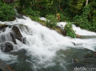 Foto: Air Terjun Langsung Jatuh ke Laut dari Maluku