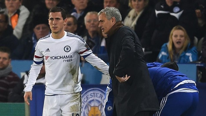 LEICESTER, ENGLAND - DECEMBER 14:  Jose Mourinho the manager of Chelsea speaks with Eden Hazard of Chelsea as he receives medical treatment during the Barclays Premier League match between Leicester City and Chelsea at the King Power Stadium on December14, 2015 in Leicester, United Kingdom.  (Photo by Laurence Griffiths/Getty Images)