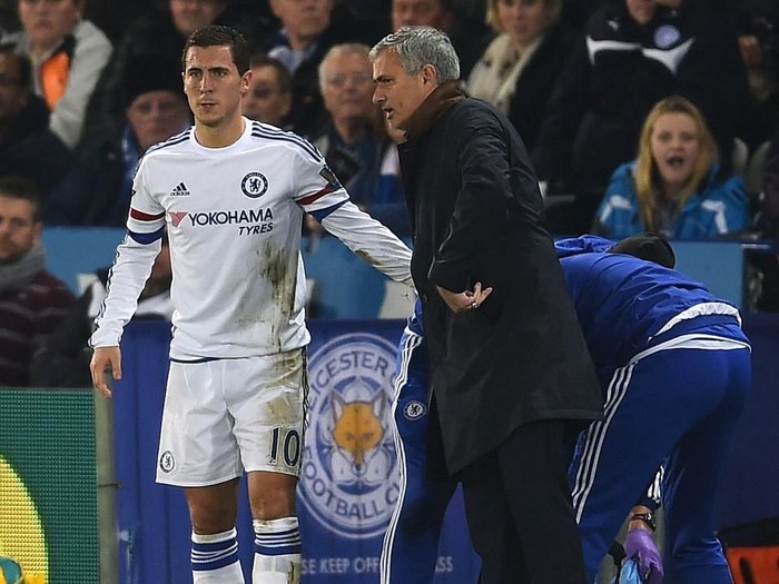 LEICESTER, ENGLAND - DECEMBER 14:  Jose Mourinho the manager of Chelsea speaks with Eden Hazard of Chelsea as he receives medical treatment during the Barclays Premier League match between Leicester City and Chelsea at the King Power Stadium on December14, 2015 in Leicester, United Kingdom.  (Photo by Laurence Griffiths/Getty Images)