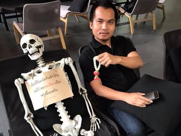 Seram! Ada Peti Mati dan Bisa Tulis Surat Terakhir di Kafe Ini