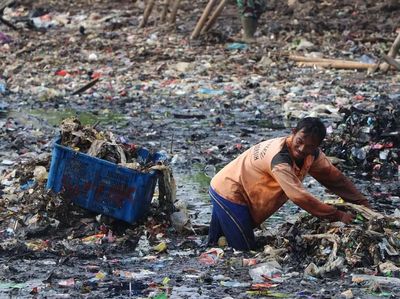 Potret Kerja Keras Petugas Bersihkan Lautan Sampah di Teluk Jakarta
