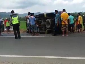 Hindari Motor, Mobil Pelat Merah Ini Terguling