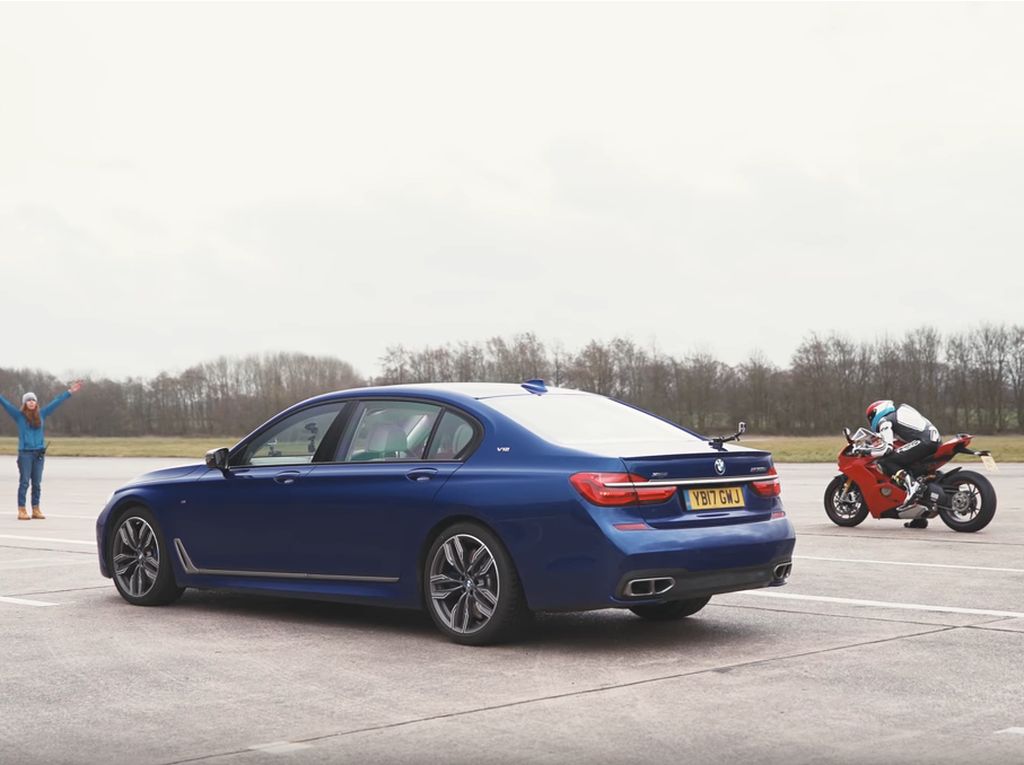 Adu Cepat Sedan Mewah dengan Motor Lorenzo Versi Jalan Raya Adu Cepat Sedan Mewah dengan Motor Lorenzo Versi Jalan Raya