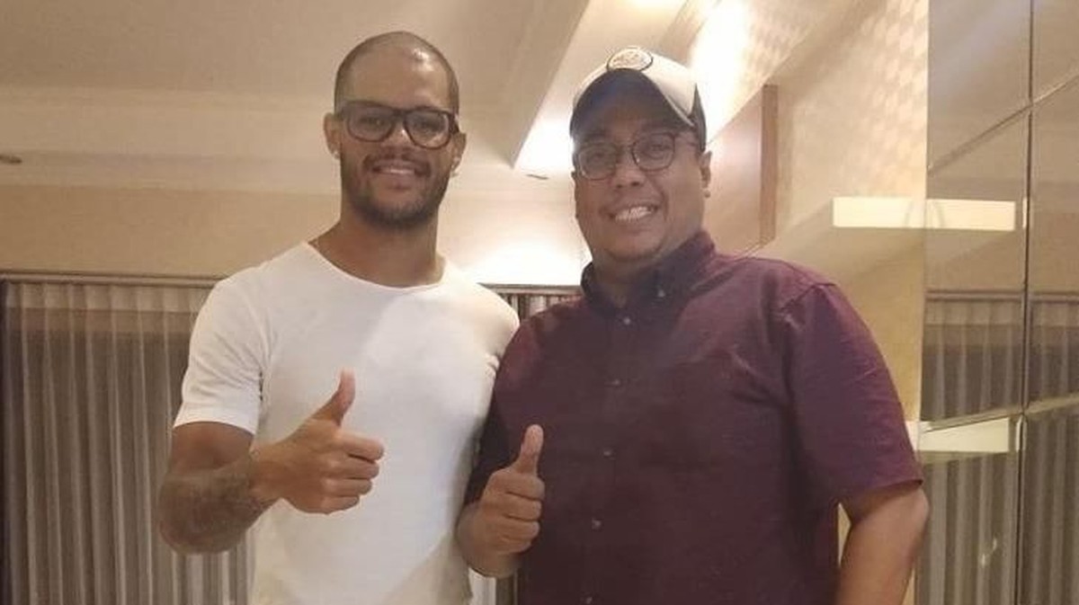 Striker David Da Silva berpose dengan manajer Persebaya Chairul Basalamah usai resmi bergabung dengan Bajul Ijo. (Foto: Instagram @officialpersebaya)