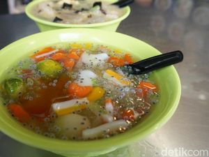 Es Campur Jelly Acen: Di Sini Ada 24 Es Campur Aneka Jelly dan Buah yang Segar Manis