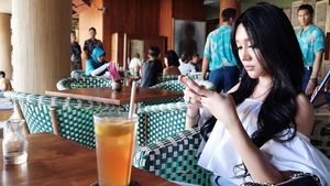 Diduga Transgender, Ini Pose Pedangdut Lucinta Luna Ketika Ngopi