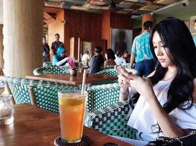 Diduga Transgender, Ini Pose Pedangdut Lucinta Luna Ketika Ngopi