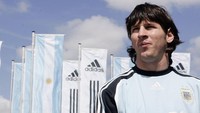 Lionel Messi kini adalah bintang timnas Argentina. Tapi kepindahannya ke Barcelona semenjak usia 13 tahun turut membuatnya punya peluang untuk membela timnas Spanyol. Messi mengakui memang pernah ada pembicaraan tak resmi seputar kans tersebut, yang ditolaknya karena senantiasa mengidamkan main untuk Tim Tango. (Foto: Jan Pitman/Getty Images for Adidas)