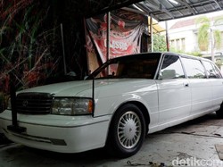 Wah, Toyota Crown Dibuat Jadi Limo, Dalamnya Ada Lemari Es