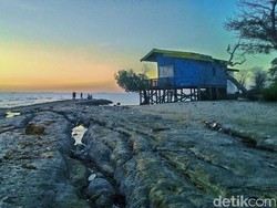 Pantai di Maros yang Dipenuhi Gugusan Batu Eksotik
