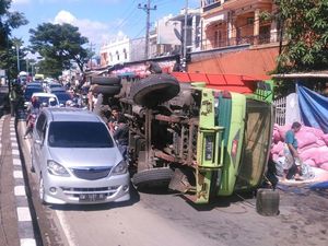 Truk Pengangkut Bawang Terguling di Poros Trans Sulawesi