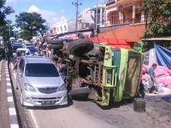 Truk Pengangkut Bawang Terguling di Poros Trans Sulawesi