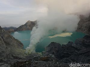 Bupati Anas Minta Wisatawan Patuhi Larangan Naik Ke Ijen
