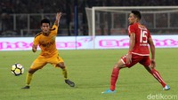 Putu Gede berebut bola dengan Addison.