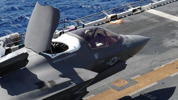 Detik-detik Jet F-35B AS Mendarat Vertikal di Okinawa