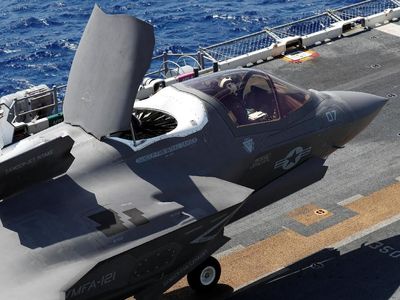 Detik-detik Jet F-35B AS Mendarat Vertikal di Okinawa