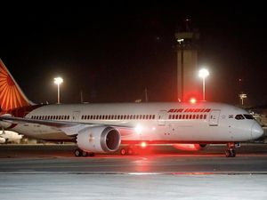 Momen Bersejarah! Pesawat Hubungkan Saudi dan Israel