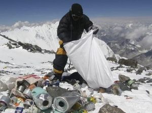 Kampanye Pembersihan 100 Ton Sampah di Gunung Everest
