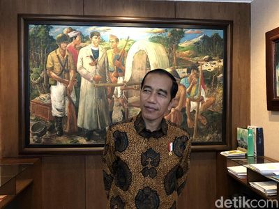 Foto: Momen Jokowi Tour ke Kantor Pratikno Lihat-lihat Lukisan