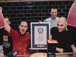 Juara! Pizza Bertopping 111 Jenis Keju Berhasil Pecahkan Rekor Dunia Juara! Pizza Bertopping 111 Jenis Keju Berhasil Pecahkan Rekor Dunia
