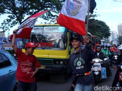 Para Jakmania dari berbagai penjuru Jakarta berbondong-bondong sambangi Stadion Utama Gelora Bung Karno.
