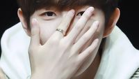 10 Artis Pria Korea yang Punya Jari Tangan Lentik, Bikin Iri Cewek-cewek