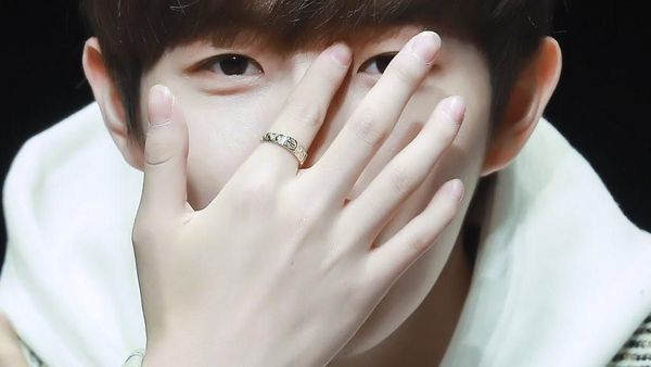 10 Artis Pria Korea yang Punya Jari Tangan Lentik, Bikin Iri Cewek-cewek