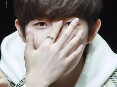 10 Artis Pria Korea yang Punya Jari Tangan Lentik, Bikin Iri Cewek-cewek