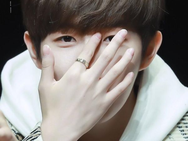 10 Artis Pria Korea yang Punya Jari Tangan Lentik, Bikin Iri Cewek-cewek