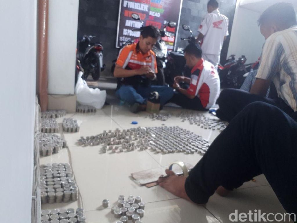 Tren Beli Motor dan Mobil Pakai Uang Receh Tren Beli Motor dan Mobil Pakai Uang Receh