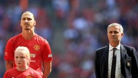 Keputusan Ibrahimovic menerima pinangan MU tak terlepas dari faktor Jose Mourinho, mantan pelatihnya di Inter Milan. Pindah ke Inggris yang menuntut secara fisik dan keras di usia 34 tahun jadi keputusan yang berani. Mourinho menunjukkan keyakinannya dengan memainkan Ibrahimovic di laga kompetitif pertama. (Foto: Ben Hoskins/Getty Images)