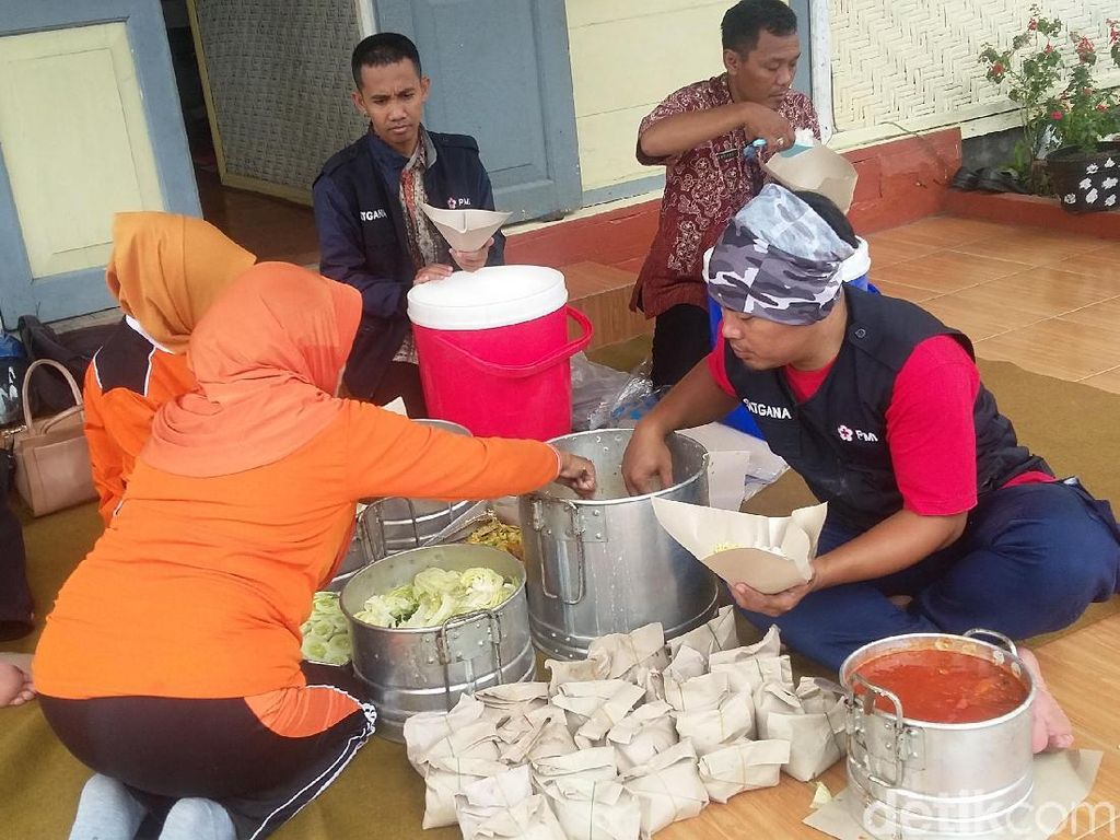 BPBD Bondowoso Dirikan Dapur Umum Bagi Warga yang Mengungsi