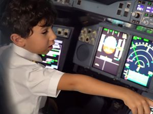 Mengagumkan! Anak Ini Tahu Benar Cara Terbangkan Pesawat