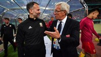 Giggs langsung beradu taktik dengan Marcello Lippi, seorang pelatih veteran yang sudah kenyang pengalaman. Foto: AFP