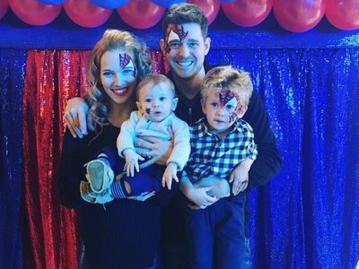 Foto-foto Keseruan Keluarga Penyanyi Michael Buble