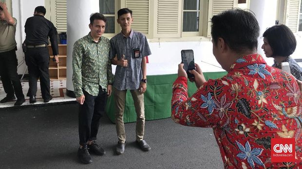 Sejumlah wartawan dan staf Istana Kepresidenan ingin foto bersama Egy Maulana.