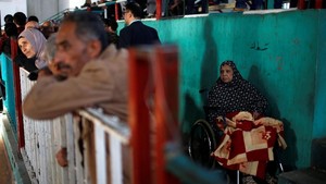 Harap-harap Cemas Warga Palestina Tunggu Izin Melintas ke Mesir