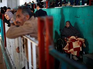 Harap-harap Cemas Warga Palestina Tunggu Izin Melintas ke Mesir