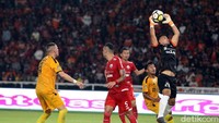Andritany berhasil mengamankan gawangnya dari serangan para pemain Bhayangkara FC.