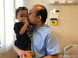 Ciuman Novel Baswedan ke Anak Sebelum Operasi di Singapura