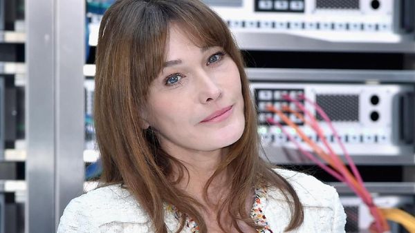 Cantiknya Carla Bruni, Mantan Ibu Negara Prancis yang Tak Menua di Usia 50