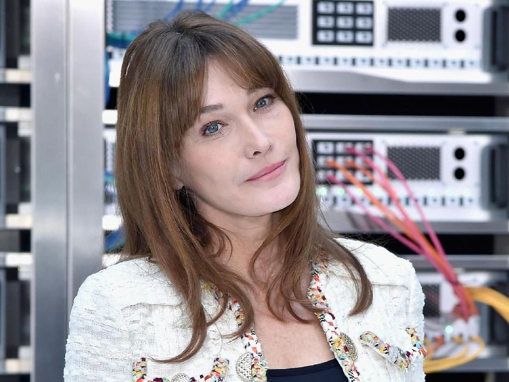 Cantiknya Carla Bruni, Mantan Ibu Negara Prancis yang Tak Menua di Usia 50 Cantiknya Carla Bruni, Mantan Ibu Negara Prancis yang Tak Menua di Usia 50